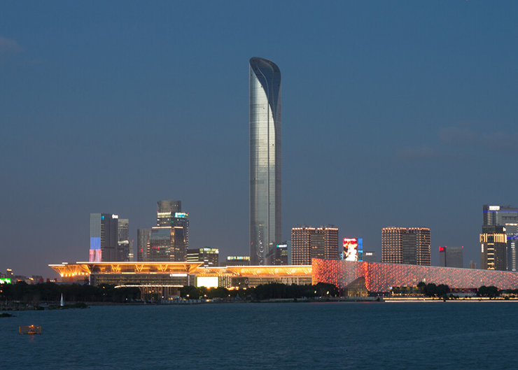 蘇州國金中心，頂升力4×400T，樓高450米